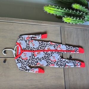 POSH PEANUT SANTA ONE PIECE PAJAMA , ZIPPER IN FRONT . GENTLY WORN. SIZE 9-12 mo